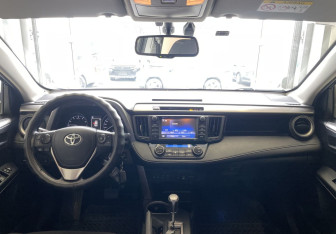 Подержанный автомобиль Toyota RAV4 2017 года (10 фото)