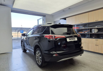 Подержанный автомобиль Toyota RAV4 2019 года (6 фото)