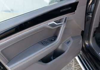 Подержанный автомобиль Volkswagen Touareg 2021 года (18 фото)