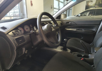 Подержанный автомобиль Mitsubishi Lancer Sedan 2006 года (8 фото)