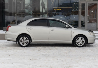 Подержанный автомобиль Toyota Avensis Sedan 2005 года (4 фото)