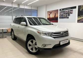 Подержанный автомобиль Toyota Highlander 2013 года (3 фото)