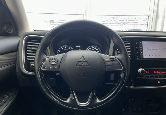 Подержанный автомобиль Mitsubishi Outlander 2021 года (13 фото)