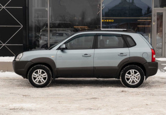 Подержанный автомобиль Hyundai Tucson 2005 года (8 фото)