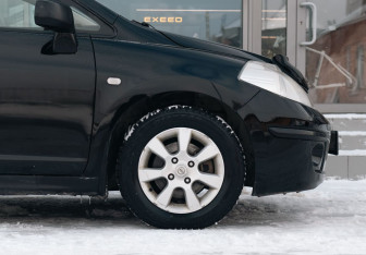 Подержанный автомобиль Nissan Tiida Hatchback 2008 года (9 фото)