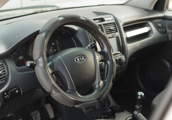 Подержанный автомобиль Kia Sportage 2008 года (11 фото)
