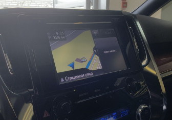 Подержанный автомобиль Toyota Alphard 2017 года (18 фото)