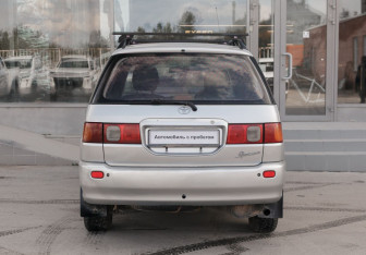 Подержанный автомобиль Toyota Ipsum 1996 года (6 фото)