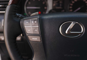 Подержанный автомобиль Lexus LX 2013 года (12 фото)