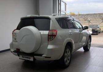 Подержанный автомобиль Toyota RAV4 2011 года (6 фото)