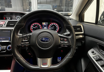 Подержанный автомобиль Subaru Levorg 2017 года (11 фото)