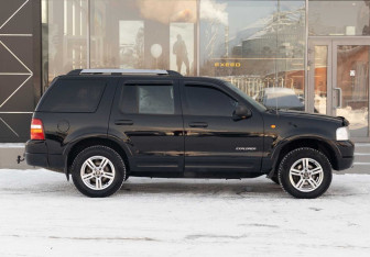 Подержанный автомобиль Ford Explorer 2005 года (4 фото)