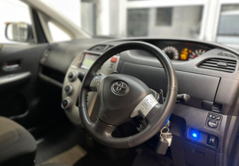 Подержанный автомобиль Toyota Ractis 2009 года (9 фото)