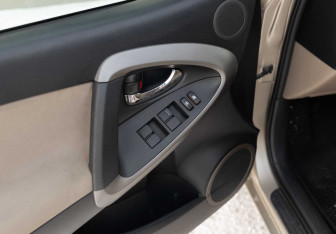 Подержанный автомобиль Toyota RAV4 2007 года (17 фото)