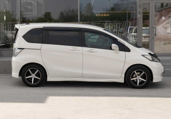 Подержанный автомобиль Honda Freed 2011 года (4 фото)
