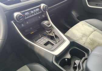 Подержанный автомобиль Toyota RAV4 2025 года (11 фото)