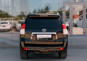 Подержанный автомобиль Toyota Land Cruiser Prado 2010 года (6 фото)