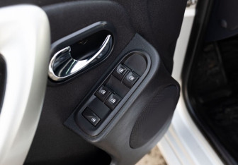 Подержанный автомобиль Nissan Terrano 2016 года (16 фото)