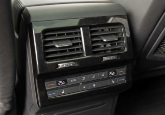 Подержанный автомобиль Volkswagen Touareg 2021 года (23 фото)