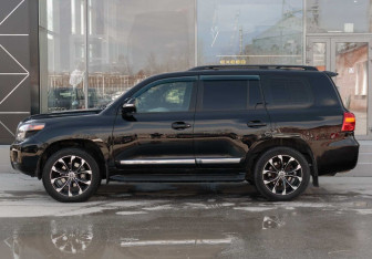 Подержанный автомобиль Toyota Land Cruiser Suv 2012 года (8 фото)