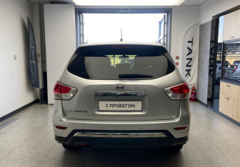 Подержанный автомобиль Nissan Pathfinder 2014 года (7 фото)