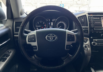 Подержанный автомобиль Toyota Land Cruiser Suv 2012 года (11 фото)