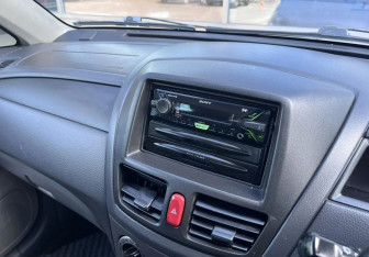 Подержанный автомобиль Suzuki Aerio Sedan 2003 года (15 фото)