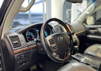 Подержанный автомобиль Toyota Land Cruiser Suv 2008 года (14 фото)