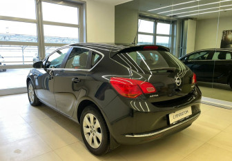 Подержанный автомобиль Opel Astra Hatchback 2014 года (7 фото)