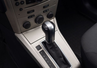 Подержанный автомобиль Opel Astra Sedan 2007 года (16 фото)