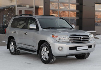 Подержанный автомобиль Toyota Land Cruiser Suv 2013 года (3 фото)