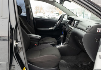 Подержанный автомобиль Toyota Corolla Sedan 2005 года (18 фото)