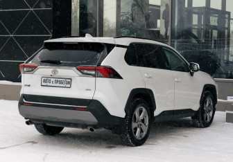 Подержанный автомобиль Toyota RAV4 2020 года (5 фото)
