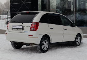 Подержанный автомобиль Toyota Nadia 2000 года (5 фото)
