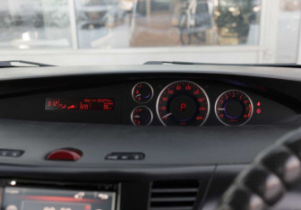 Подержанный автомобиль Mazda Biante 2009 года (12 фото)