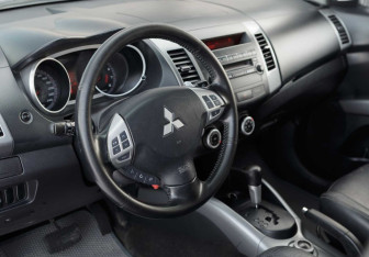 Подержанный автомобиль Mitsubishi Outlander 2007 года (11 фото)
