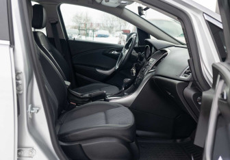 Подержанный автомобиль Opel Astra Hatchback 2014 года (20 фото)