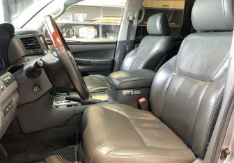 Подержанный автомобиль Lexus LX 2008 года (12 фото)