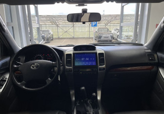 Подержанный автомобиль Toyota Land Cruiser Prado 2006 года (10 фото)