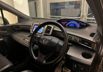 Подержанный автомобиль Honda Freed 2014 года (13 фото)