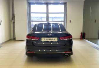 Подержанный автомобиль Kia K5 2017 года (5 фото)