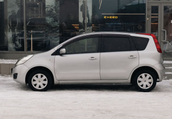 Подержанный автомобиль Nissan Note 2009 года (8 фото)