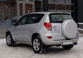 Подержанный автомобиль Toyota RAV4 2008 года (7 фото)