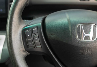 Подержанный автомобиль Honda Freed 2011 года (12 фото)