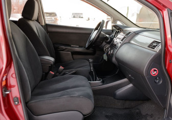 Подержанный автомобиль Nissan Tiida Hatchback 2007 года (17 фото)