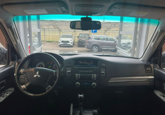Подержанный автомобиль Mitsubishi Pajero 2011 года (22 фото)