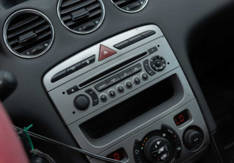 Подержанный автомобиль Peugeot 408 2013 года (14 фото)