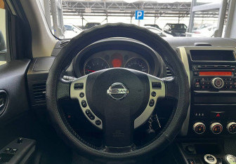 Подержанный автомобиль Nissan X-Trail 2010 года (10 фото)