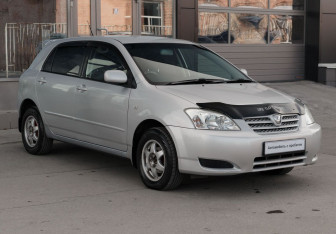 Подержанный автомобиль Toyota Corolla Hatchback 2003 года (3 фото)