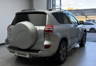 Подержанный автомобиль Toyota RAV4 2012 года (4 фото)